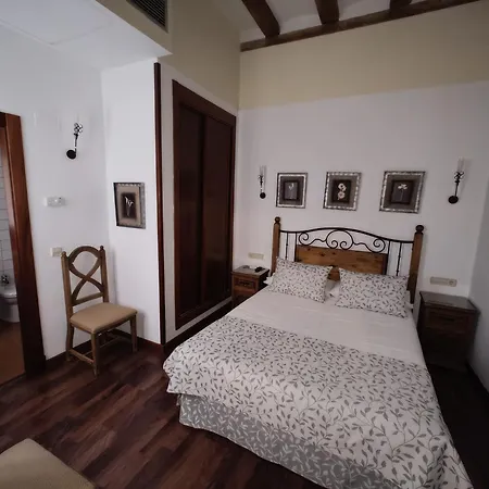 El Rastro - Palacio Duque De Tamames - Hotel Ávila