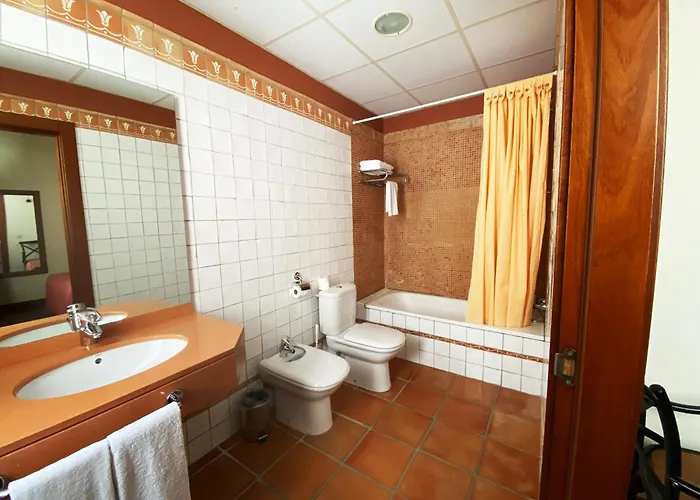 El Rastro - Palacio Duque De Tamames - Hotel Ávila